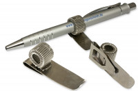 Stifthalter aus Metall<br> mit Clip zum Aufstecken,<br> vernickelt, <br> quer